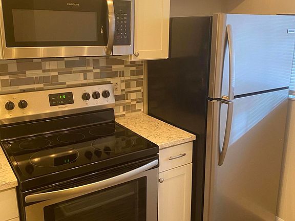 4th image of 3011 Sir Hamilton Cir #3011