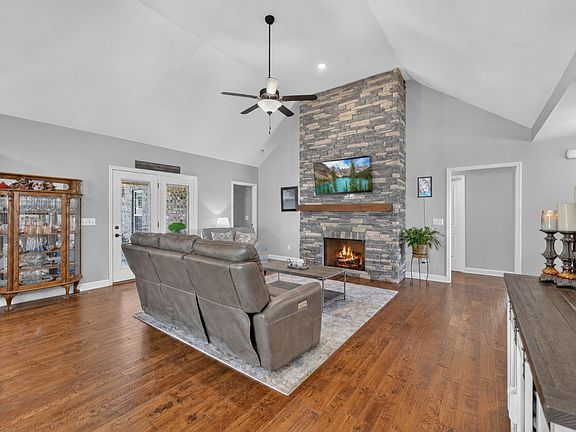 5th image of 516 Becks Pl