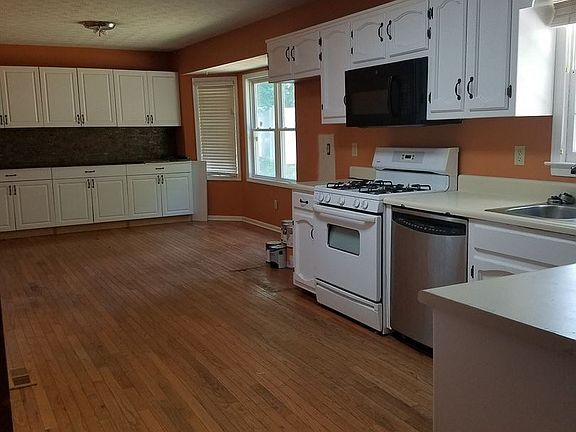 5th image of 215 Cypress Cir