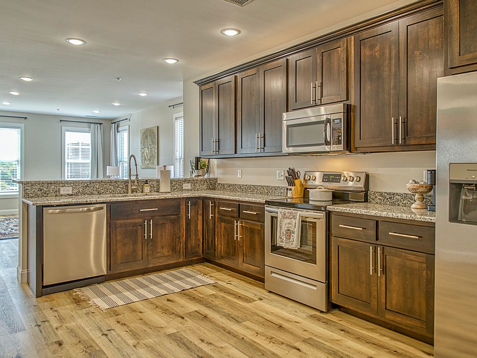 Beautiful open kitchen. Large enough space to add an island.

*unit listed in UNFURNISHED
Photos are for reference only.