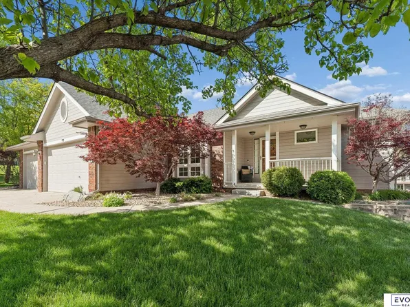 4908 Shoreline Cir, Papillion, NE 68133