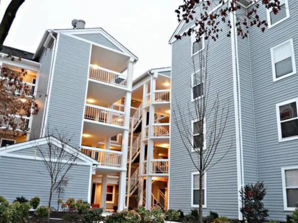 3179 Summit Square Dr, Oakton, VA 22124