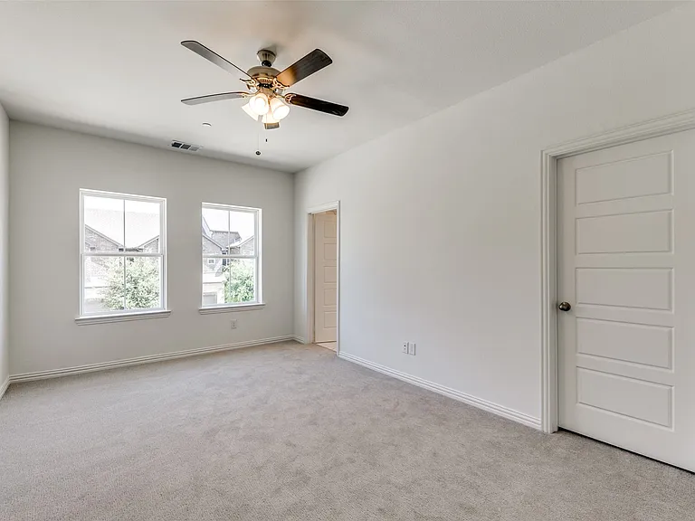 2418 Ash Ln — Photo 6