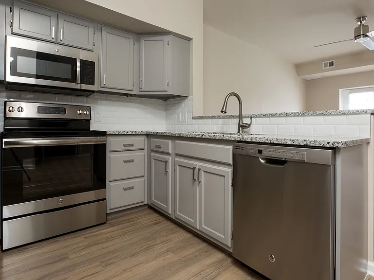 200 East Avenue Apartments and Townhomes — Photo 9