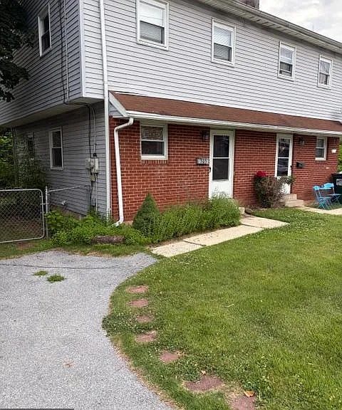 305 W 1st St — Photo 1