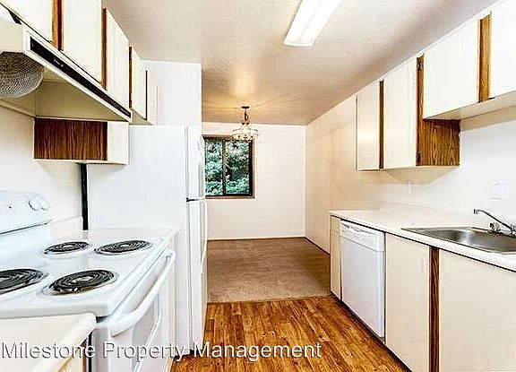 3rd image of 1118 NE 105th St APT 33