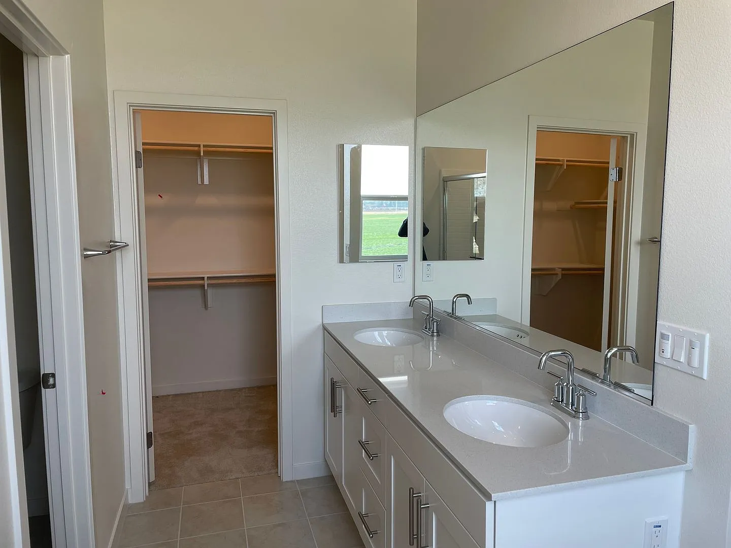Modern 3BR Townhome in Neuhouse | Resort Pool, Prime Ontario Ranch Location — Photo 4