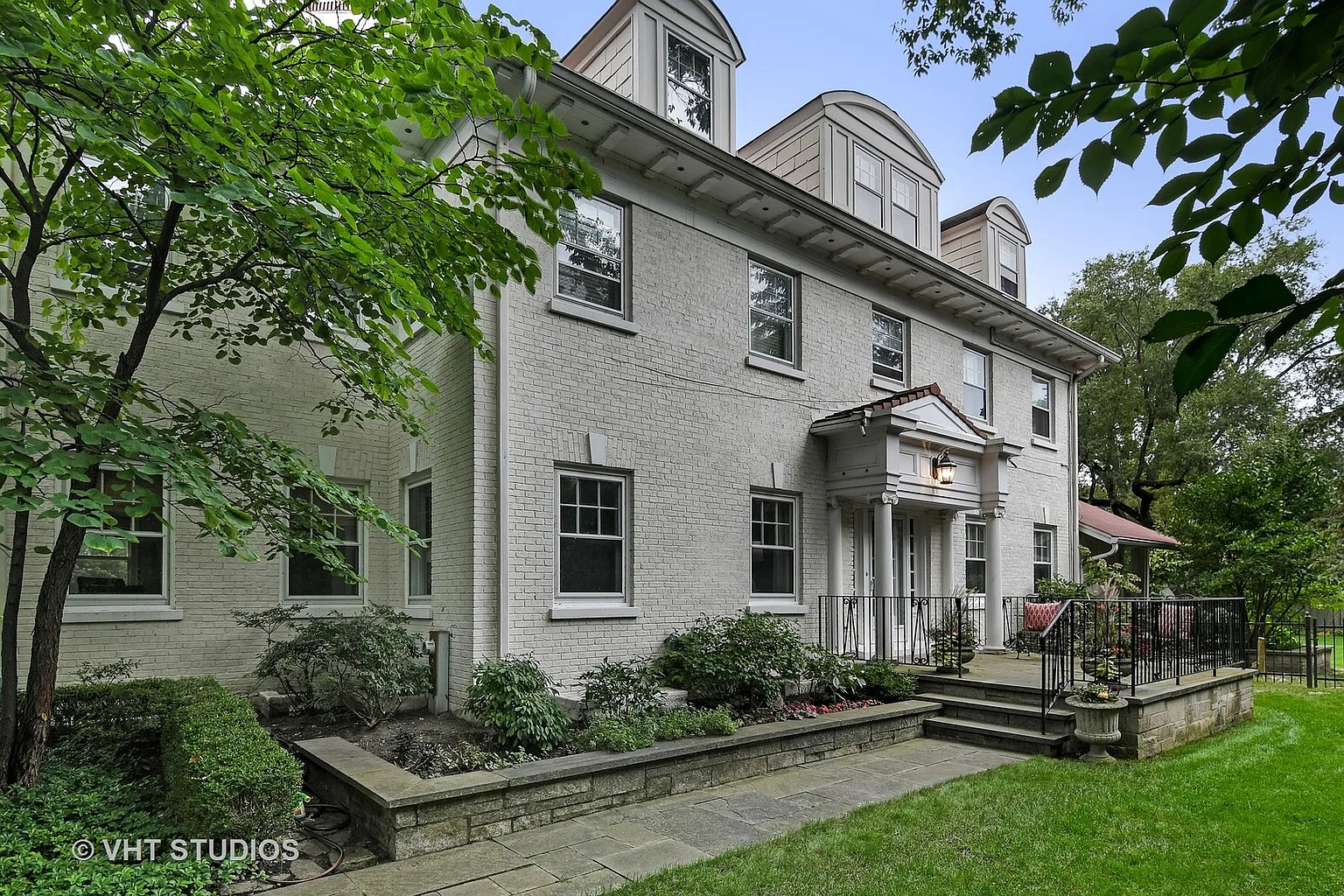141 Robsart Pl photo 1