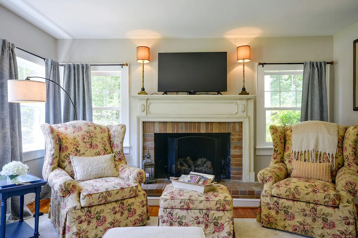 2 bed, 2.0 bath, 1991 sqft, $5,840 — Photo 4
