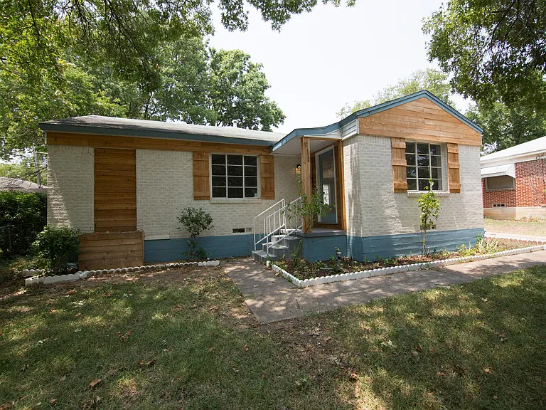 911 Reverchon Dr — Photo 1