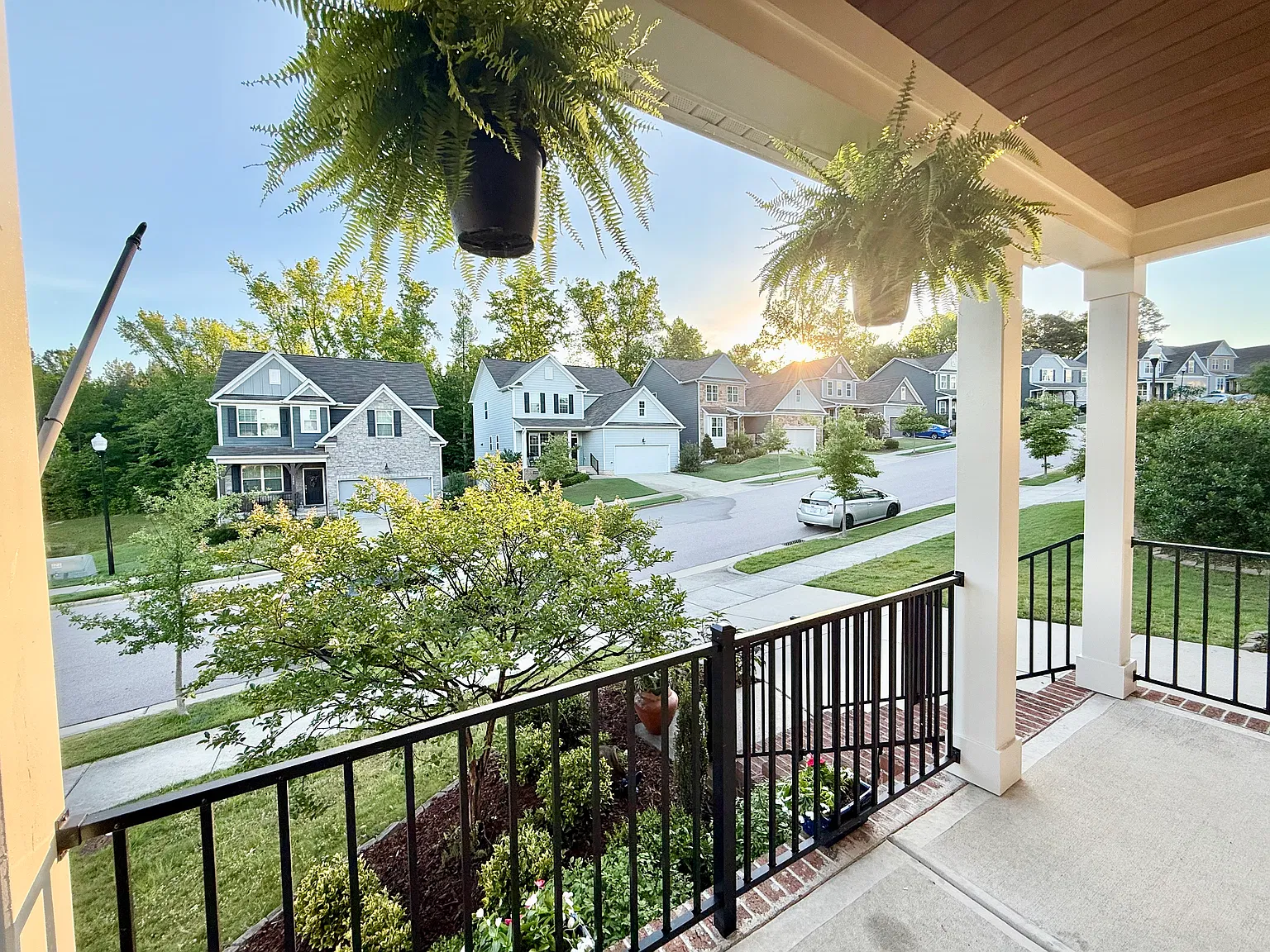 4 bed, 2.5 bath, 2363 sqft, $2,500 — Photo 2