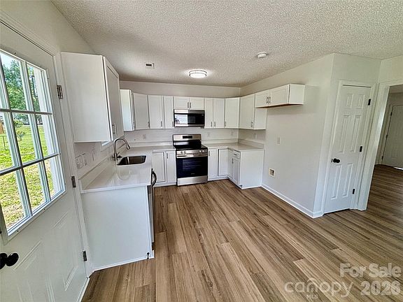 4th image of 1002 Crescent Way