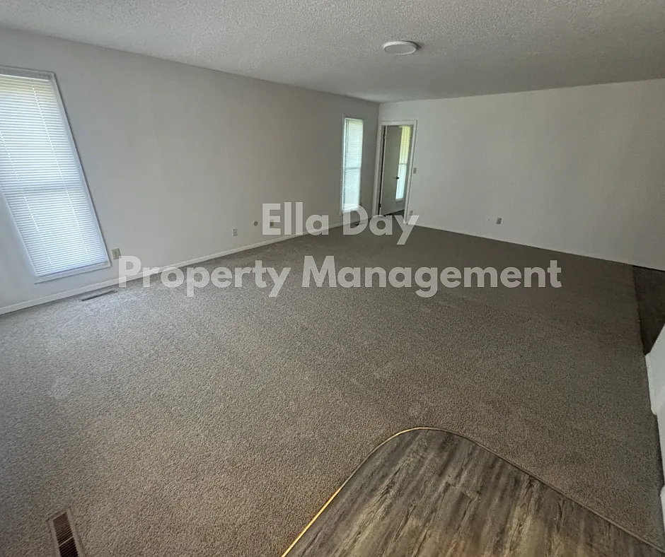 Building Photo - 2006 S White Oak Dr #1