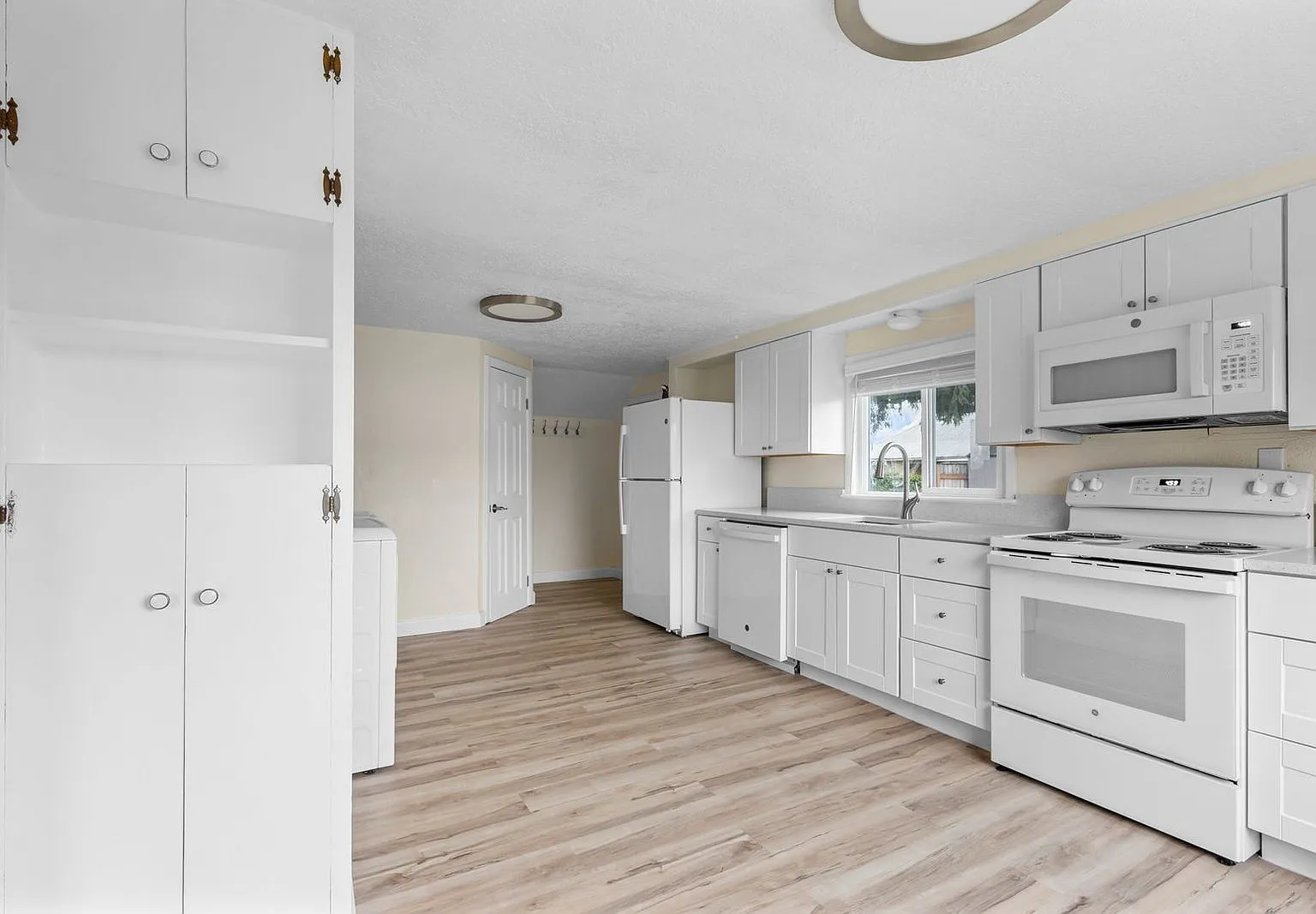 2 bed, 1.0 bath, 816 sqft, $2,050 — Photo 4
