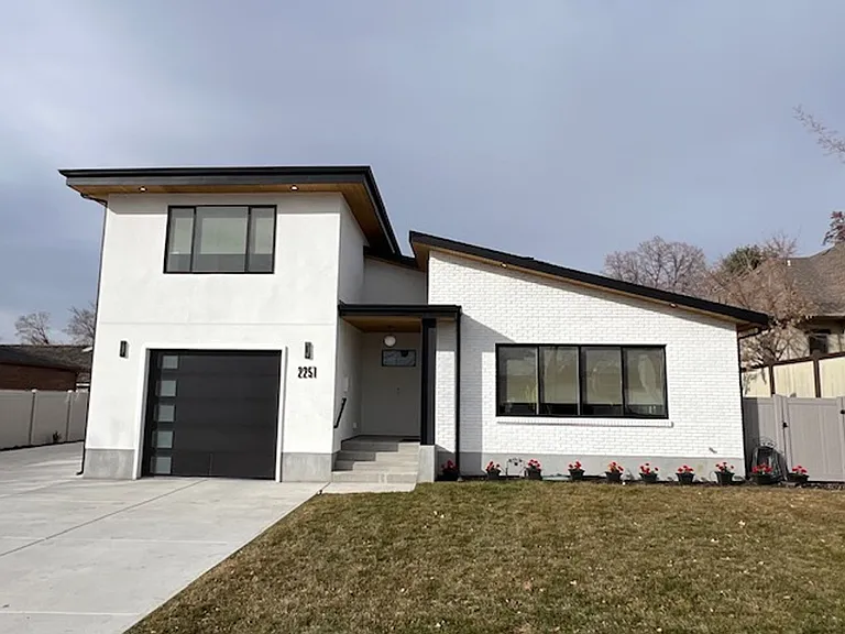 2251 E Lincoln Ln — Photo 1
