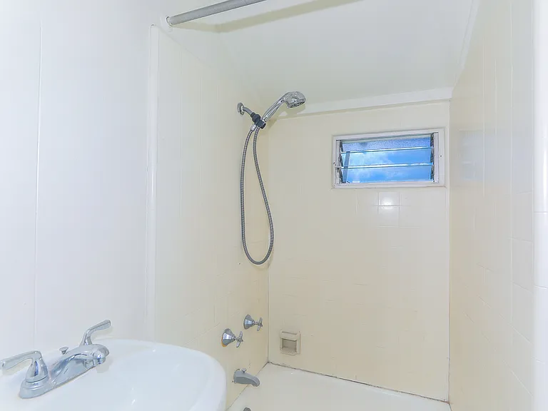 2534 E Manoa Rd #C — Photo 6