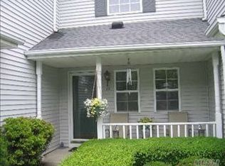 18 Plantation Dr, Hauppauge, NY 11788