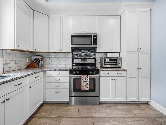 4th image of 109 Stephen St