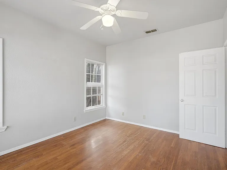 1041 Albany St — Photo 28