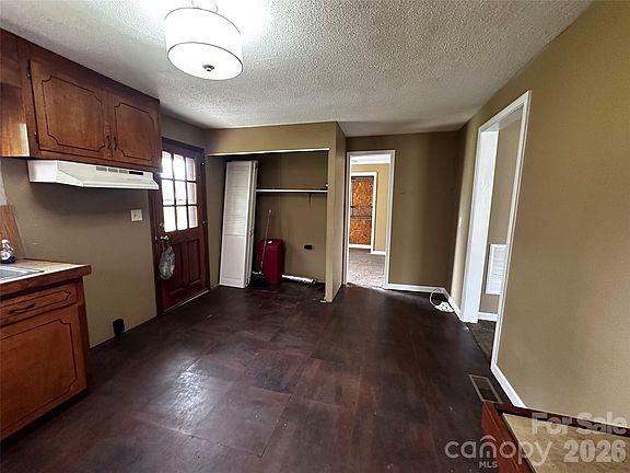 5th image of 2202 Brookview Ave