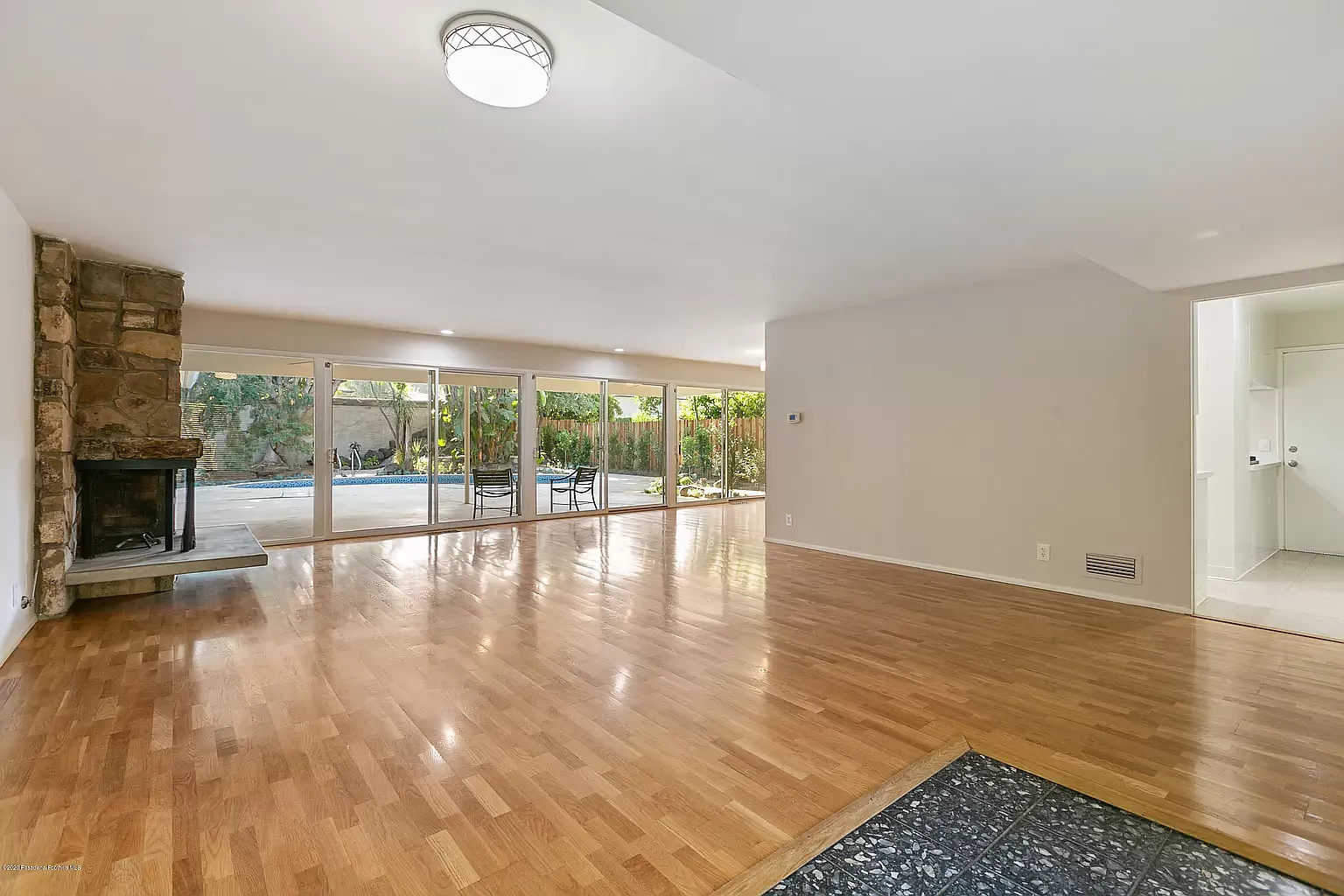 3 bed, 1960 sqft, $9,487 — Photo 4
