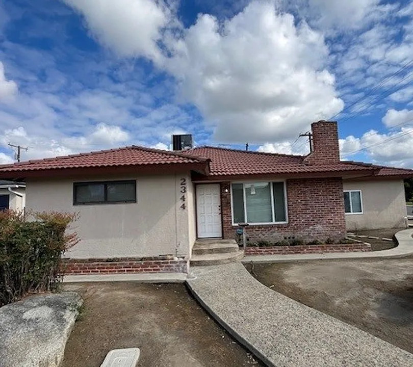 2344 W Walnut Ave