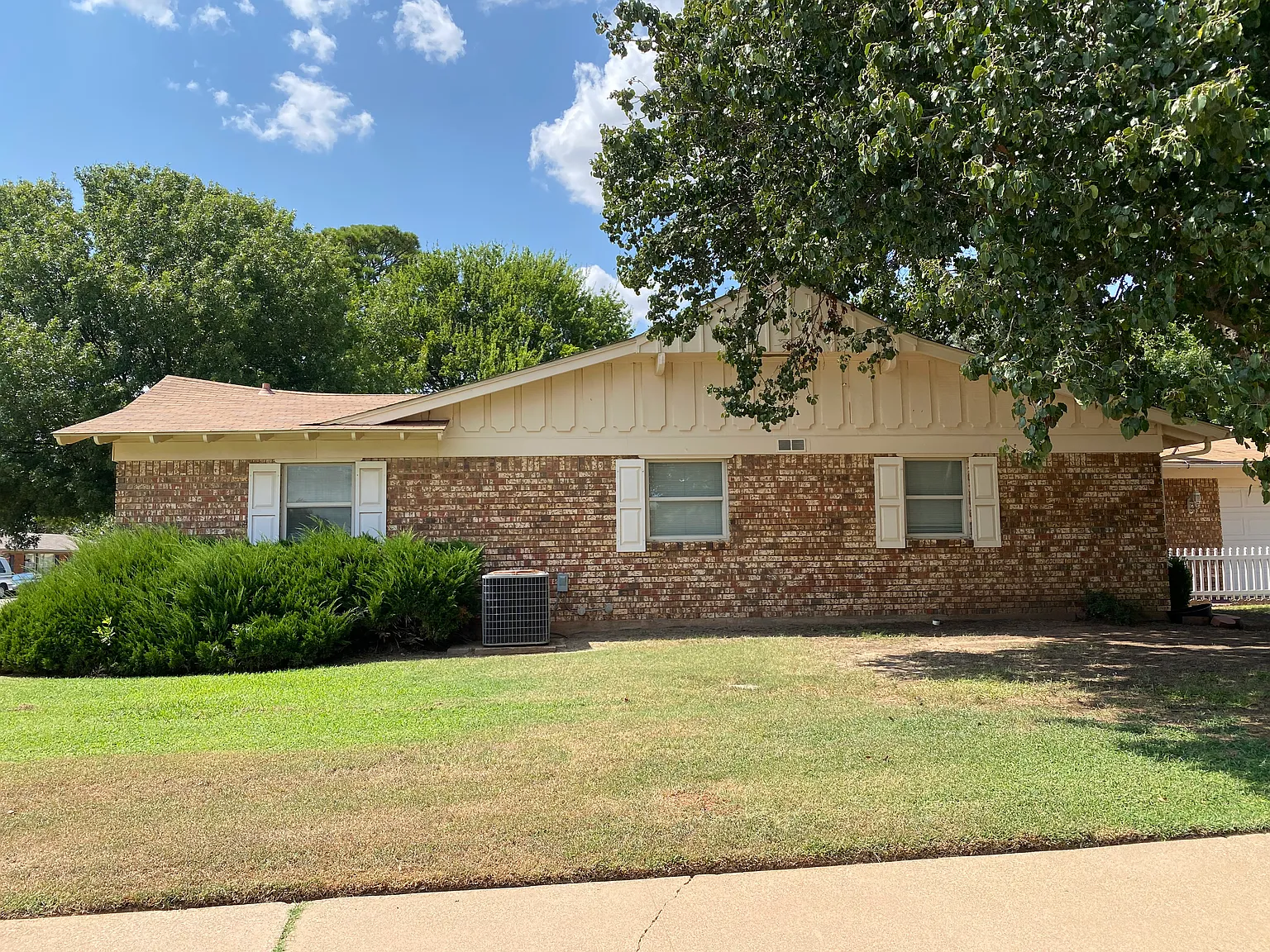 3 bed, 2249 sqft, $2,400 — Photo 4