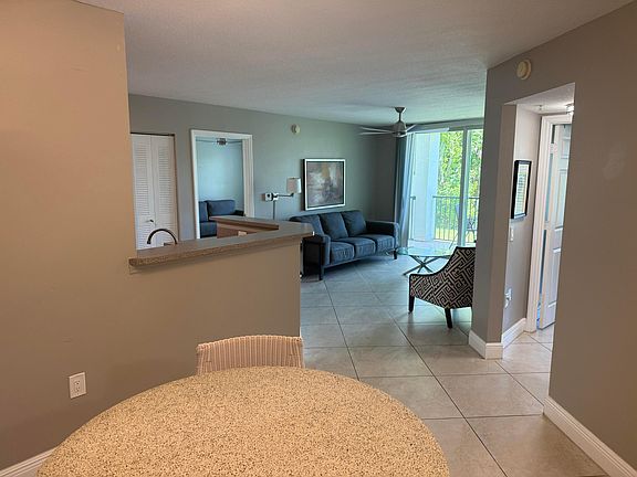 5th image of 902 Villa Circle