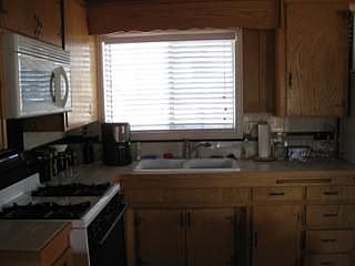 4th image of 657 Villa Grove Ave