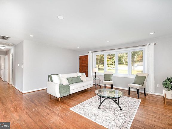 5th image of 2510 Roy Ter