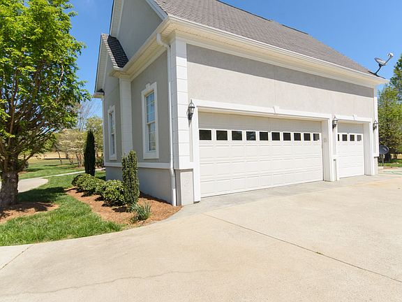 2nd image of 118 Bogey Ln