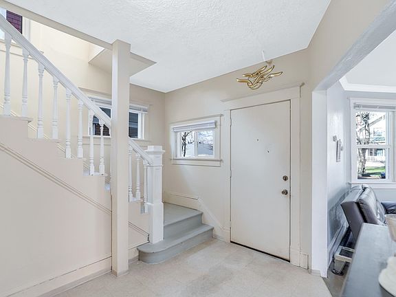 4th image of 909 W Spofford Ave