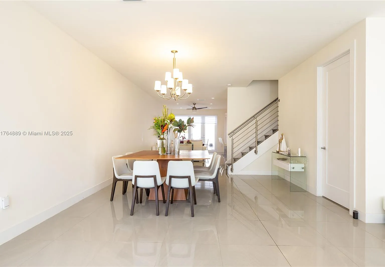 3 bed, 3.5 bath, 2065 sqft, $5,200 — Photo 2