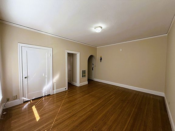 3rd image of 231 29th St APT 23