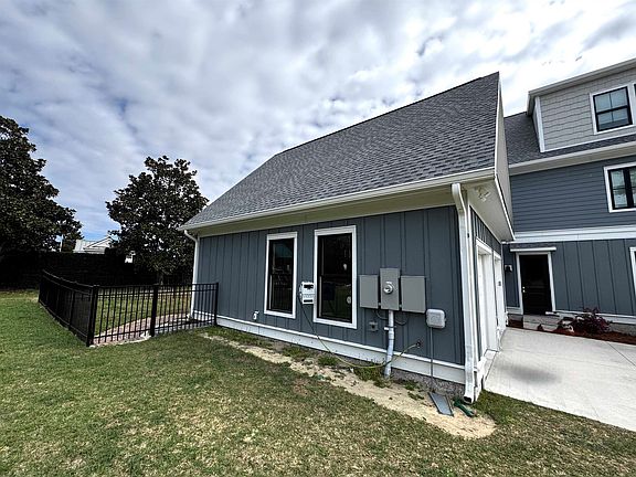 3rd image of 825 Commanders Island Dr.