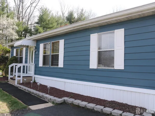 5 Fallow Dr, Manalapan, NJ 07726