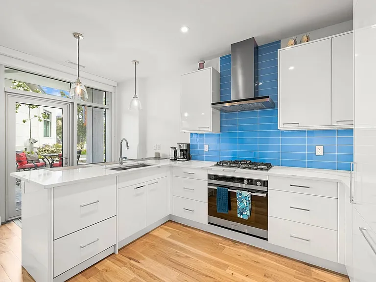 916 Lyall St #107 — Photo 4
