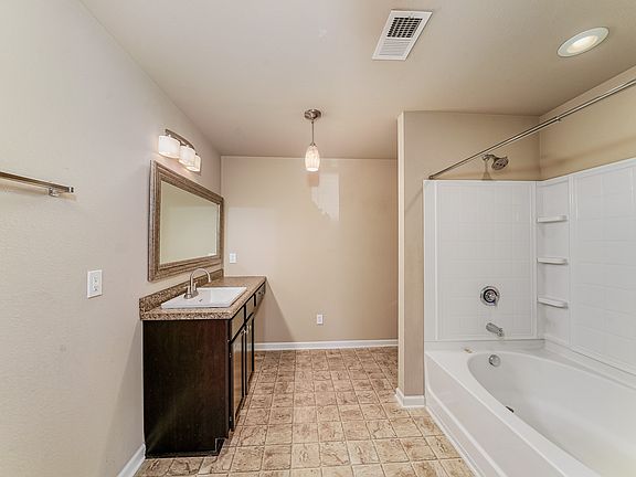 4th image of 220 Bermuda Lakes Dr