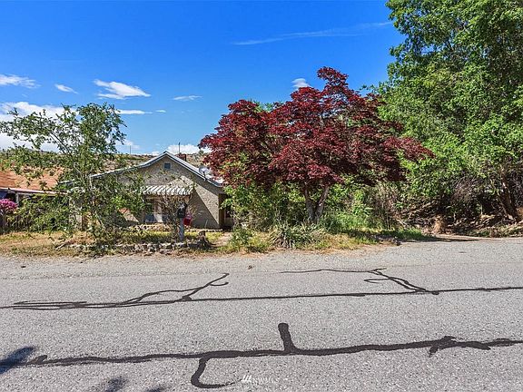 2nd image of 729 E Wapato Ave