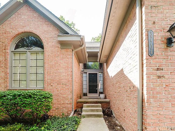 2nd image of 37704 Avon Ln