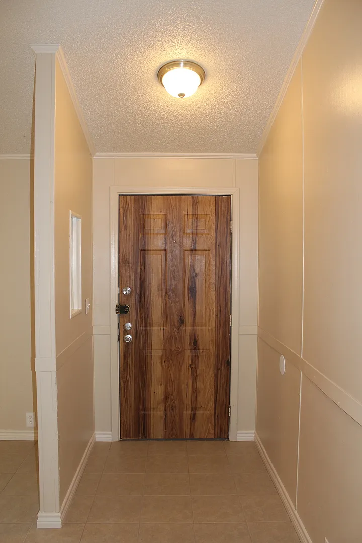 Move in ready! 3 Bedroom, 2 Bath, 2 Car Garage Home — Photo 3