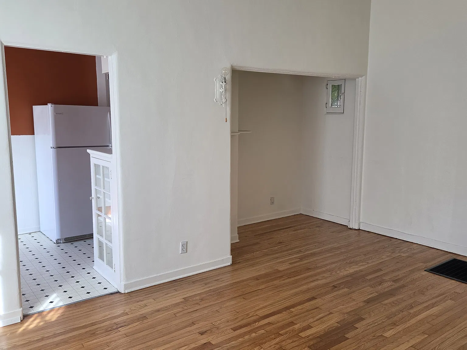 1232 1/2 N Flores Ave — Photo 2