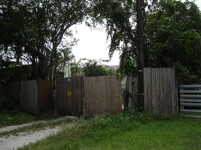 2nd image of 4881 Mathis St