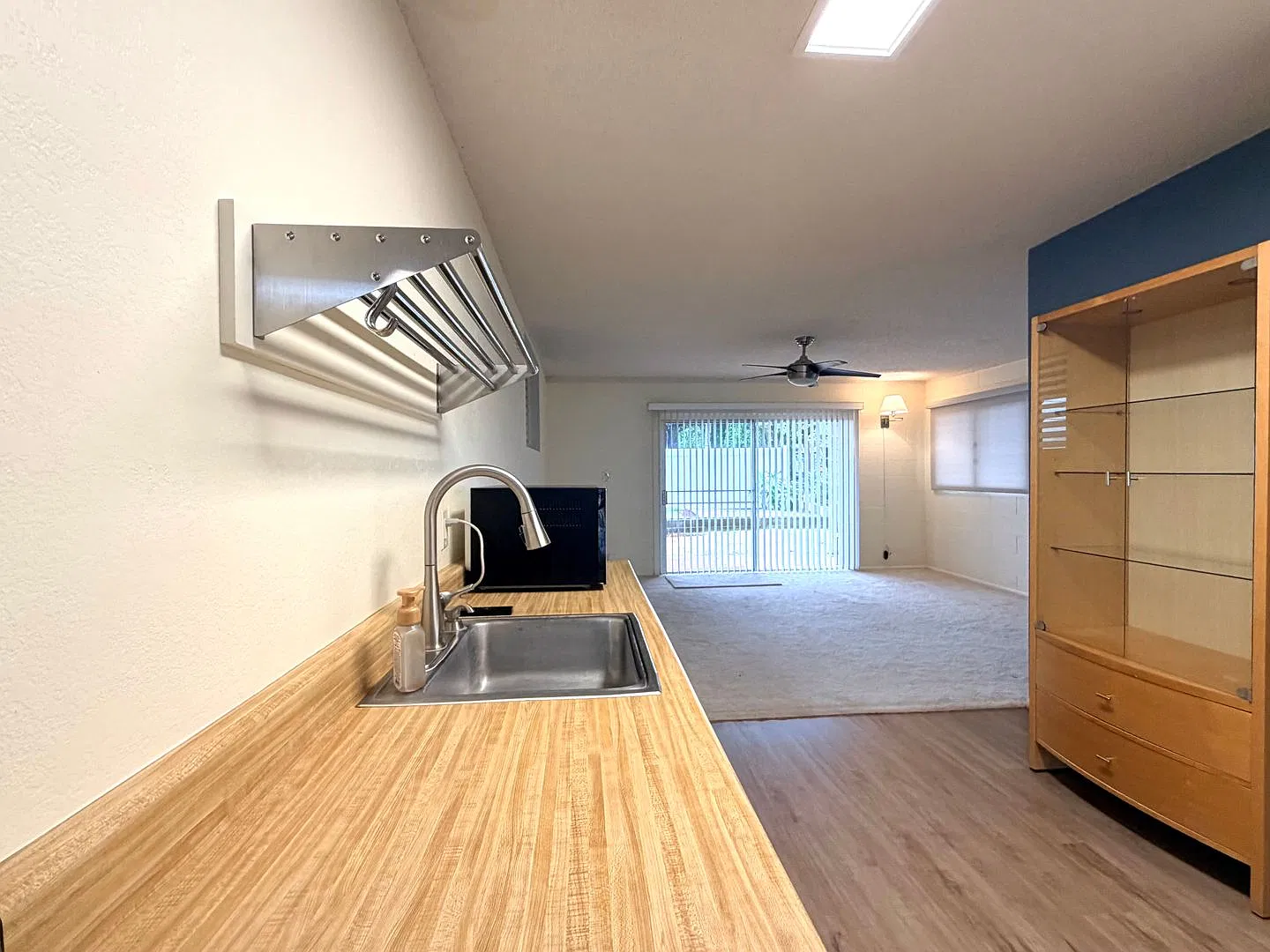 3 Bedroom, 2.5 Bathroom House with Carport — Photo 3