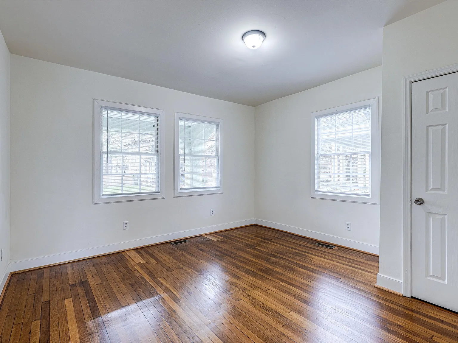 2922 Noble Ave - Unit A — Photo 4