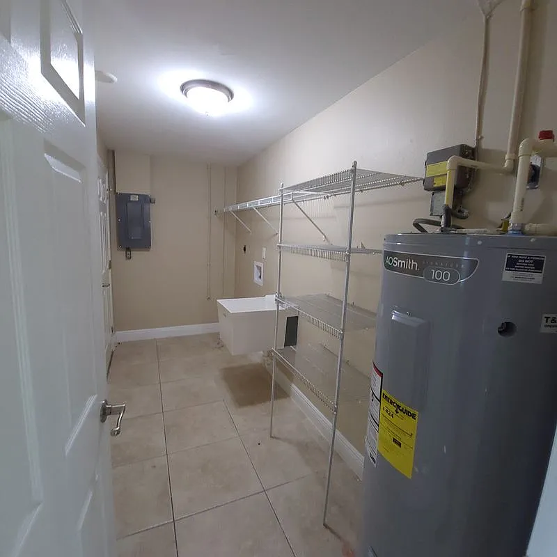 3 bed, 2.0 bath, 1126 sqft, $1,900 — Photo 4