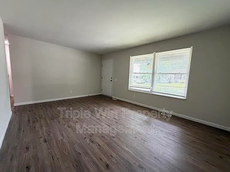 2245 Lindsay Ln — Photo 10
