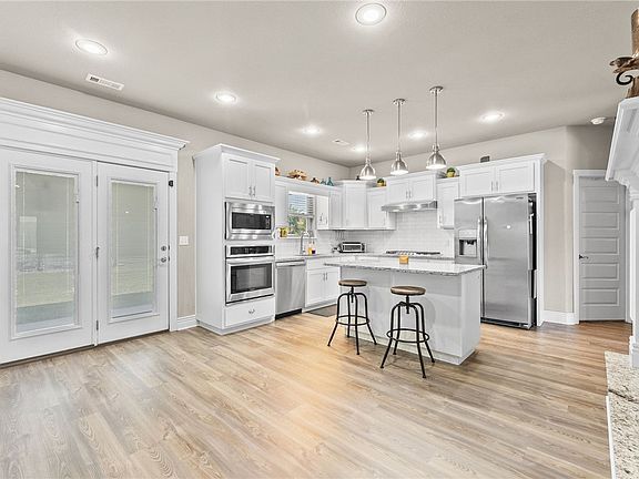 5th image of 910 Bob Glen Cir