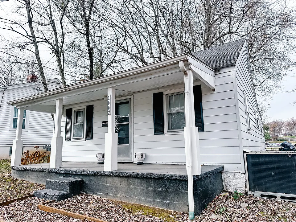 1002 N Main St