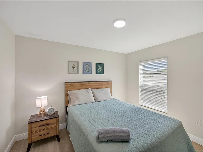 12114 Clarendon Ave — Photo 5
